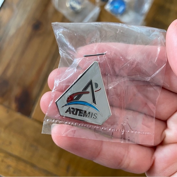 Lot Of Six NASA Space Flight Awareness Pins Lapel Space X Crew 1 Artemis 3 - Picture 8 of 8